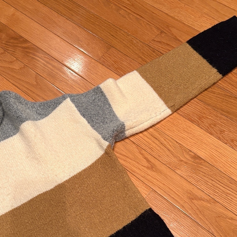 Colorblock Turtleneck Sweater - Picture 4 of 5